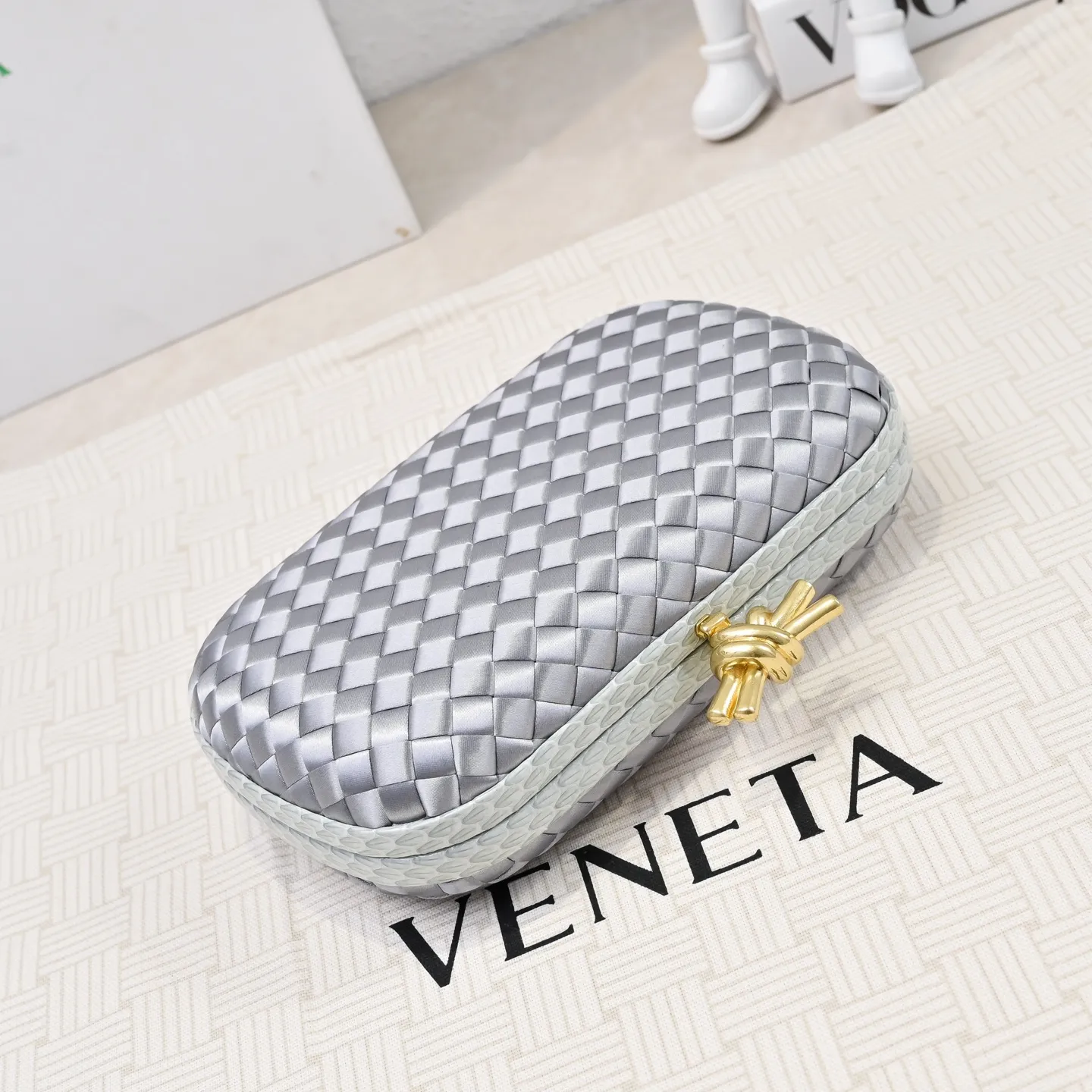 Batch 1460 #BV Knot woven evening bag series ~ Each bag reveals exquisite elegance💫Iconic classic silk weaving➕snake skin trimming with knot buckle, soft and delicate feel. The design is small and exquisite, low-key without logo, elegant and elegant. Paired with evening dress or cheongsam, it has the atmosphere of a famous and wealthy lady. Full of aura and invincible texture💃 Model: 7622 Dimensions: 20x12x5.5